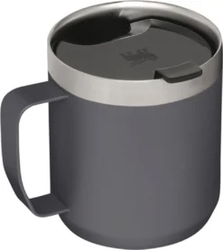 Thermosbeker Stanley The Legendary Camp Mug Charcoal 0,35L -MSR Winkel 2 1069x1200 1