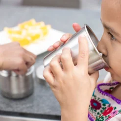 Drinkbeker Klean Kanteen Brushed Stainless 295 Ml (4-Delig) -MSR Winkel KSSC10 RT Girl Snack 10oz cup lifestyle 1024x