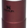 Thermosbeker Stanley The Trigger Action Travel Mug Wine 0,35L -MSR Winkel Large JPG The2020Classic20Trigger Action20Travel20Mug2012oz202020